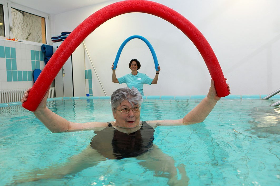 Patientin bei Wassergymnastik