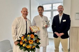 v.l.n.r: Sascha Wihstutz, Chefarzt der Geriatrie, Priv.-Doz. Dr. Cornelius Jacobs, Chefarzt der Wirbelsäulenchirurgie, und Tobias Holzschneider, Geschäftsführer